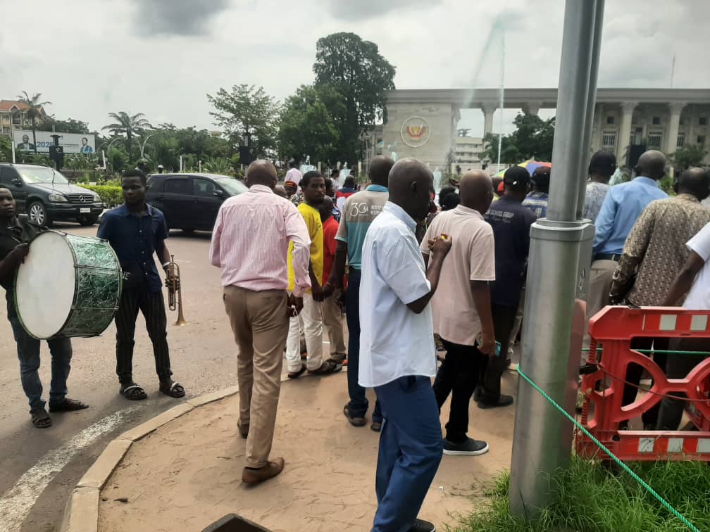 IMG-20251205-WA0190 Kinshasa : les ex travailleurs de la BCA, BCCE, NBK, Gecamine et la SCTP en sit-in pour réclamer la paie complémentaire de leurs décomptes finaux